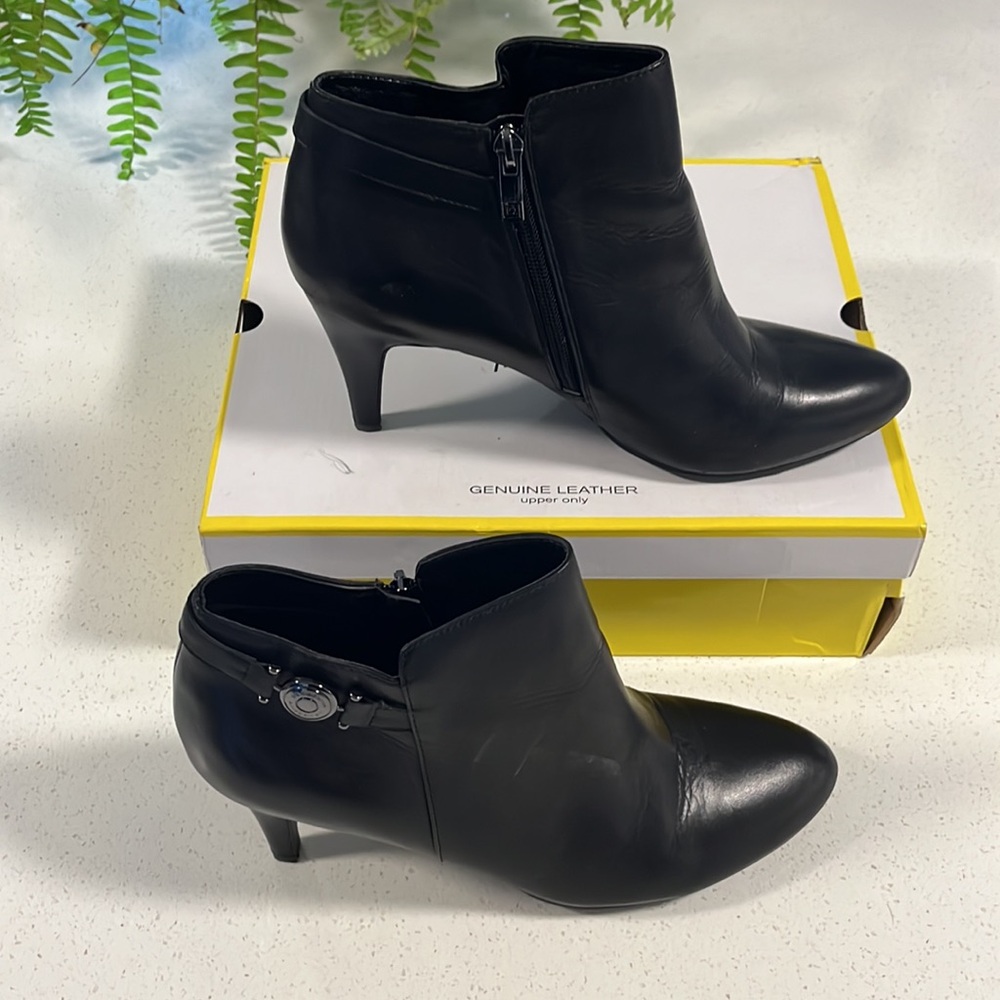 NWT - Inbox Liz Claiborne, genuine leather heeled ankle boots, size 11